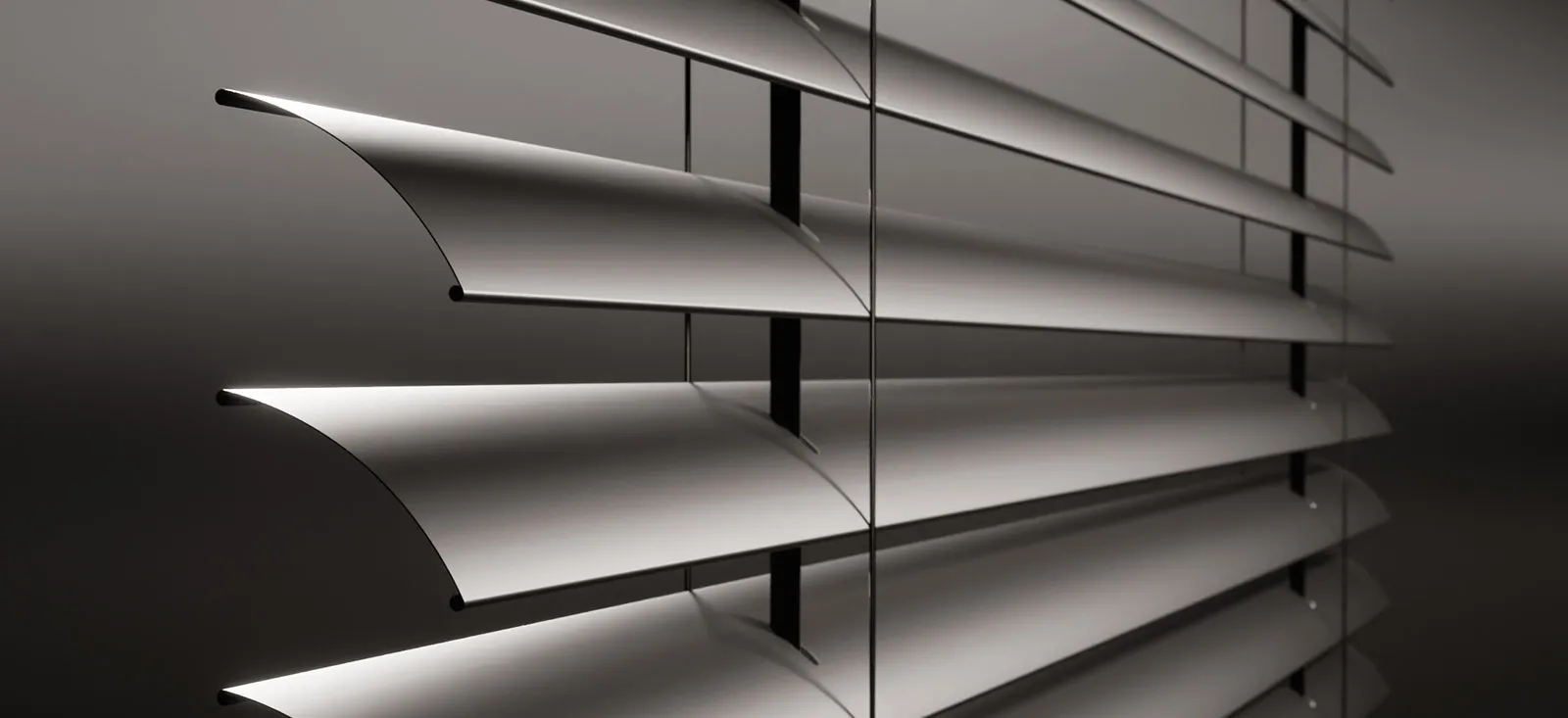 Jalousien mit horizontalen Streifen, die teilweise geöffnet sind, um Licht hereinzulassen.