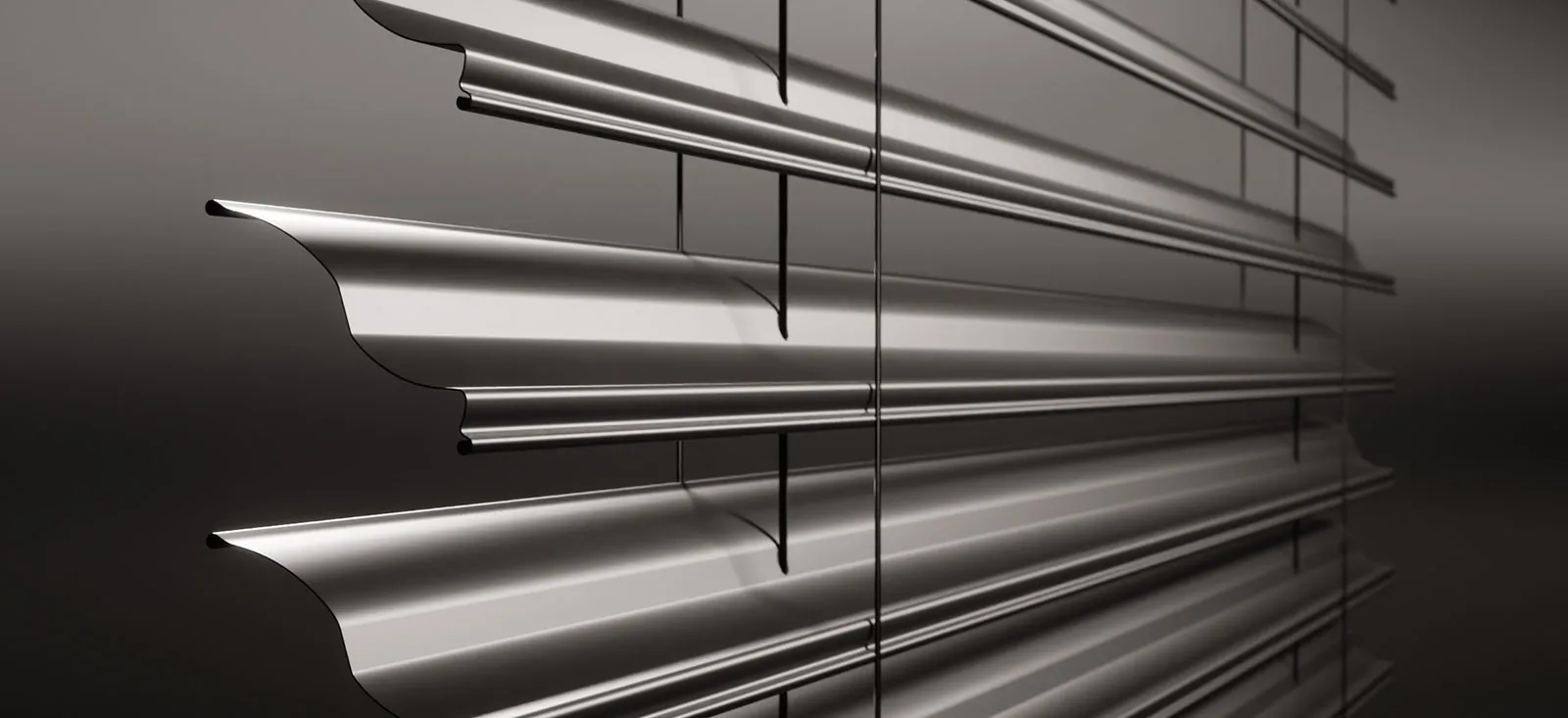 Ein Bild von geschlossenen, horizontalen Jalousien mit einem dekorativen, gewölbten Rahmen.